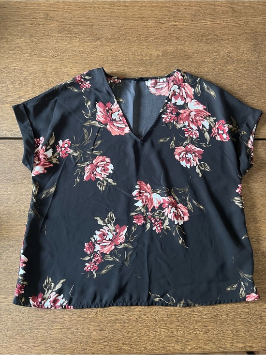 Dynamite Tops - Women’s Black Floral V-Neck Blouse - Red Floral Print